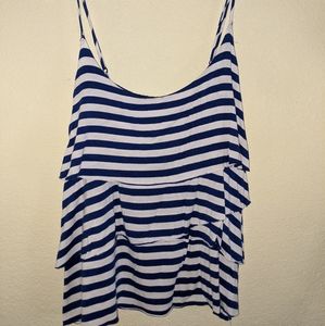 ♥️cute guess blue and white top!